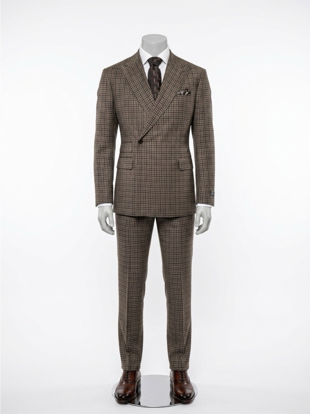 Brown Gingham Double-Breasted one button super 180 wool Suit.
Made in Italy